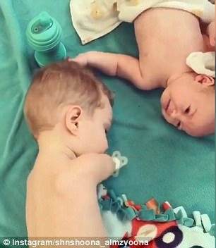 Tan chảy trước khoảnh khắc anh trai tật nguyền cố gắng dỗ em ngưng khóc