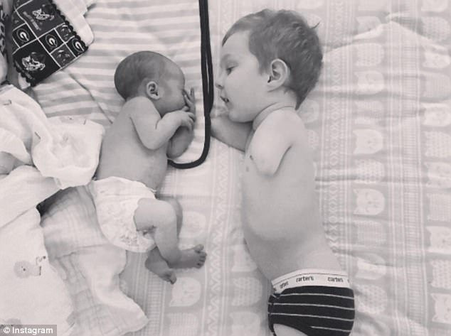 Tan chảy trước khoảnh khắc anh trai tật nguyền cố gắng dỗ em ngưng khóc