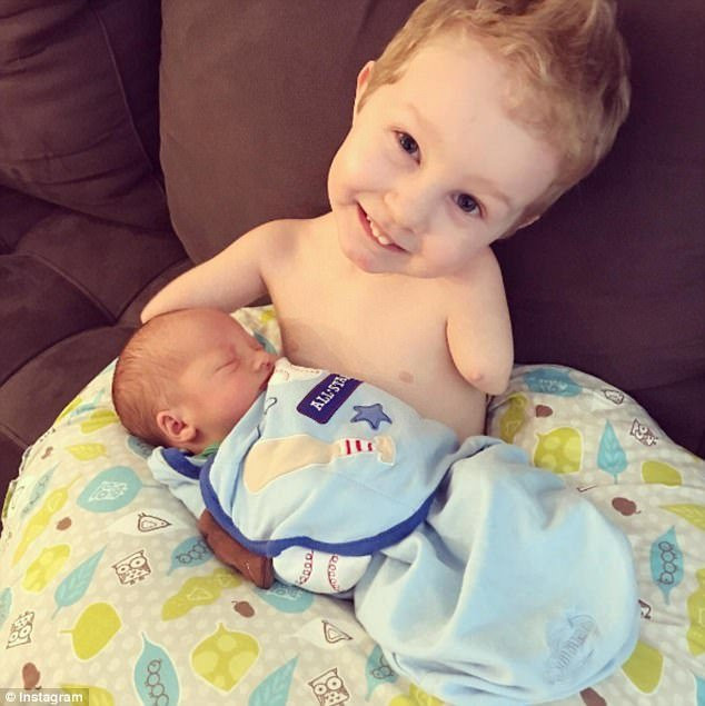 Tan chảy trước khoảnh khắc anh trai tật nguyền cố gắng dỗ em ngưng khóc