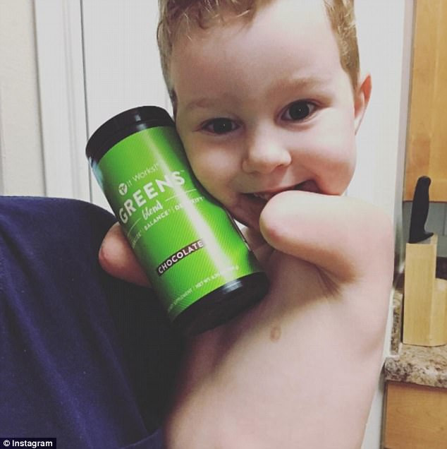 Tan chảy trước khoảnh khắc anh trai tật nguyền cố gắng dỗ em ngưng khóc