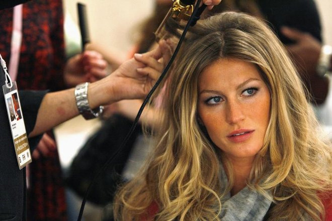 Chia sẻ 6 mẹo dưỡng để có mái tóc dày đẹp như siêu mẫu U40 Brazil