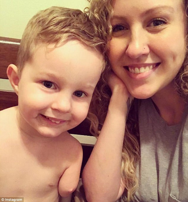 Tan chảy trước khoảnh khắc anh trai tật nguyền cố gắng dỗ em ngưng khóc