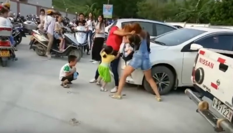 Ngày đầu tiên đi học, 2 em bé khóc cạn nước mắt vì 2 bà mẹ lao vào...đánh nhau