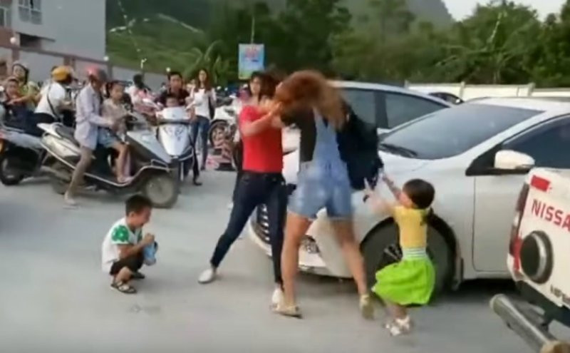 Ngày đầu tiên đi học, 2 em bé khóc cạn nước mắt vì 2 bà mẹ lao vào...đánh nhau