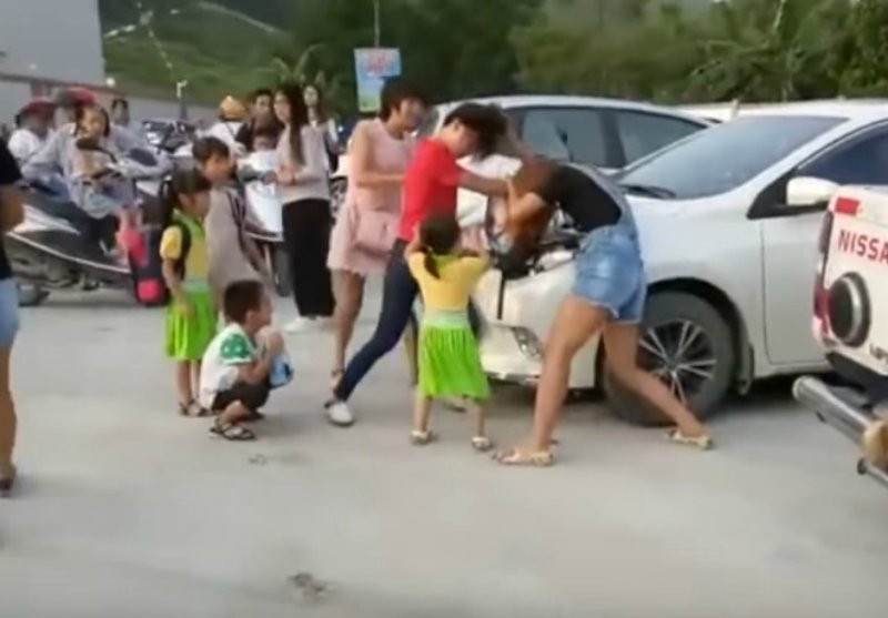 Ngày đầu tiên đi học, 2 em bé khóc cạn nước mắt vì 2 bà mẹ lao vào...đánh nhau