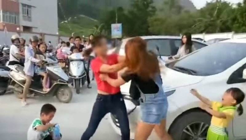 Ngày đầu tiên đi học, 2 em bé khóc cạn nước mắt vì 2 bà mẹ lao vào...đánh nhau