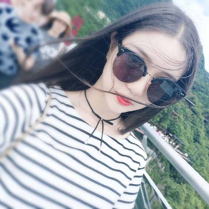 Ngỡ ngàng với gia đình 3 thế hệ trẻ trung, sành điệu từ bố cho đến mẹ và bà ngoại