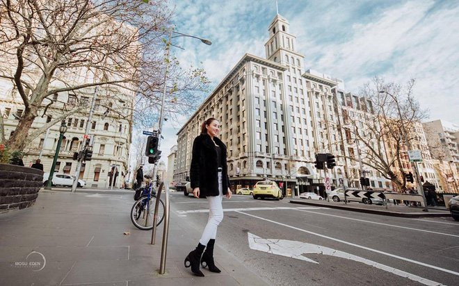 Có gì đặc biệt trong đôi giày kiêm tất đang khiến chị em làng sao 'phát sốt'?