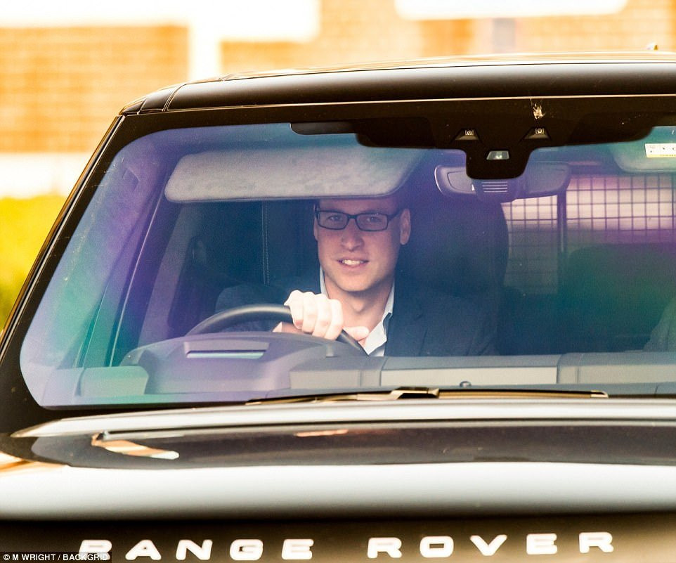 Hoàng tử Willam nắm tay con trai đến trường trong ngày đầu nhập học