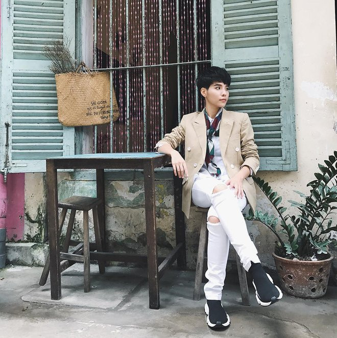 Có gì đặc biệt trong đôi giày kiêm tất đang khiến chị em làng sao 'phát sốt'?