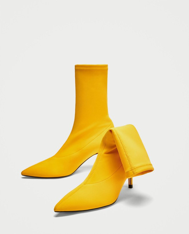 Có gì đặc biệt trong đôi giày kiêm tất đang khiến chị em làng sao 'phát sốt'?