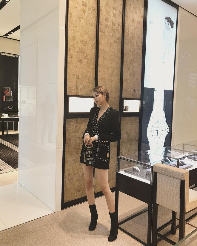 Có gì đặc biệt trong đôi giày kiêm tất đang khiến chị em làng sao 'phát sốt'?