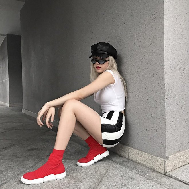 Có gì đặc biệt trong đôi giày kiêm tất đang khiến chị em làng sao 'phát sốt'?