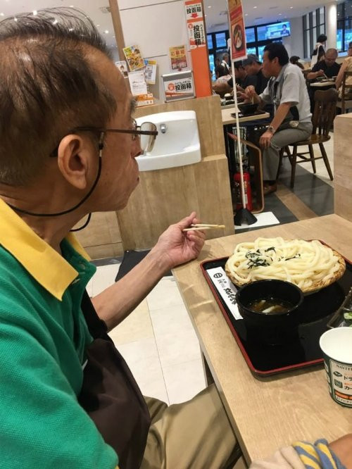 Thấy cha mặc hoài một cái áo, cô gái chết lặng khi biết sự thật đằng sau