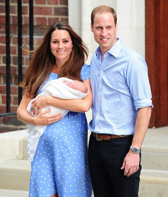 Hoàng tử Willam nắm tay con trai đến trường trong ngày đầu nhập học