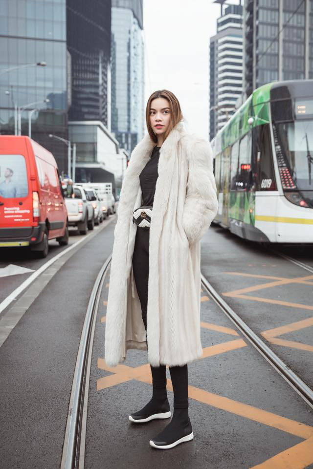 Có gì đặc biệt trong đôi giày kiêm tất đang khiến chị em làng sao 'phát sốt'?