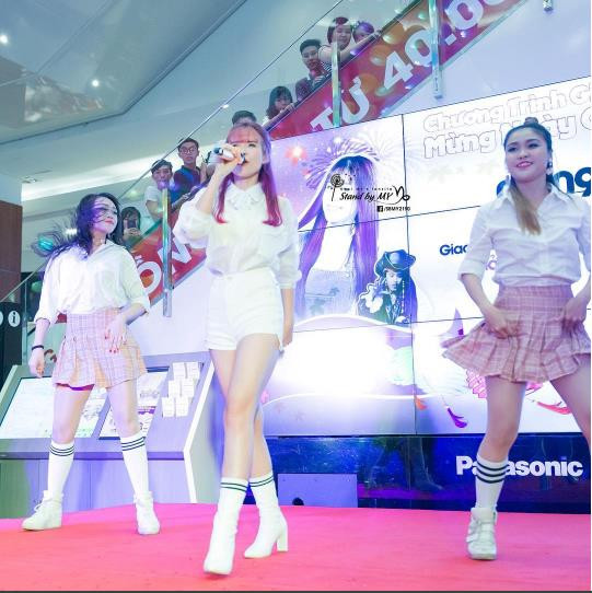 Có gì đặc biệt trong đôi giày kiêm tất đang khiến chị em làng sao 'phát sốt'?