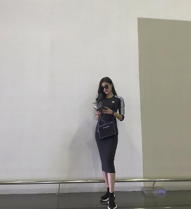 Có gì đặc biệt trong đôi giày kiêm tất đang khiến chị em làng sao 'phát sốt'?