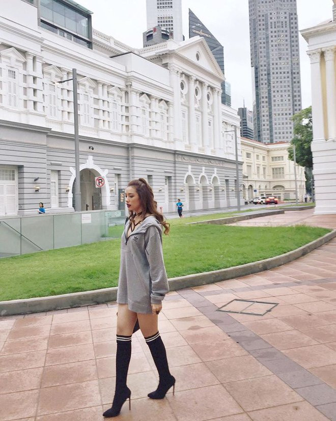 Có gì đặc biệt trong đôi giày kiêm tất đang khiến chị em làng sao 'phát sốt'?