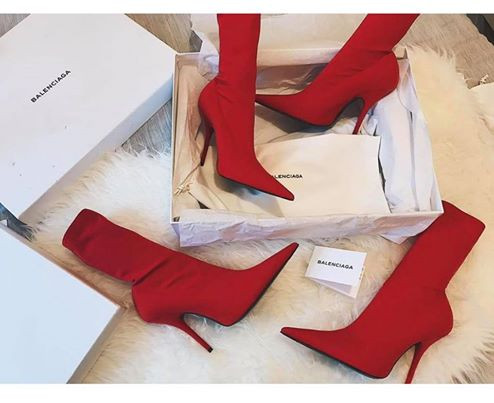 Có gì đặc biệt trong đôi giày kiêm tất đang khiến chị em làng sao 'phát sốt'?