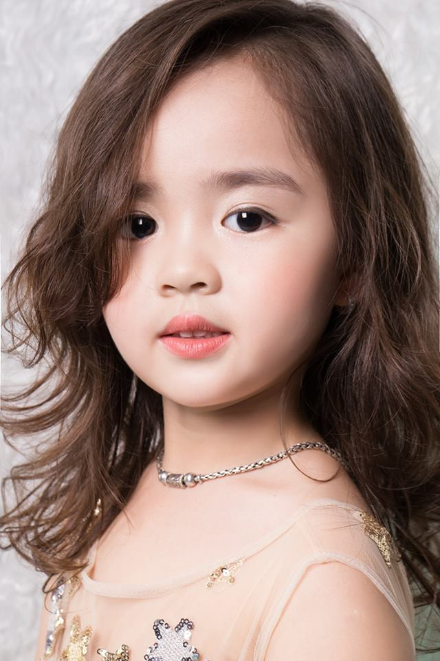 Xao xuyến con tim với bé mẫu nhí 5 tuổi xinh đẹp tựa thiên thần