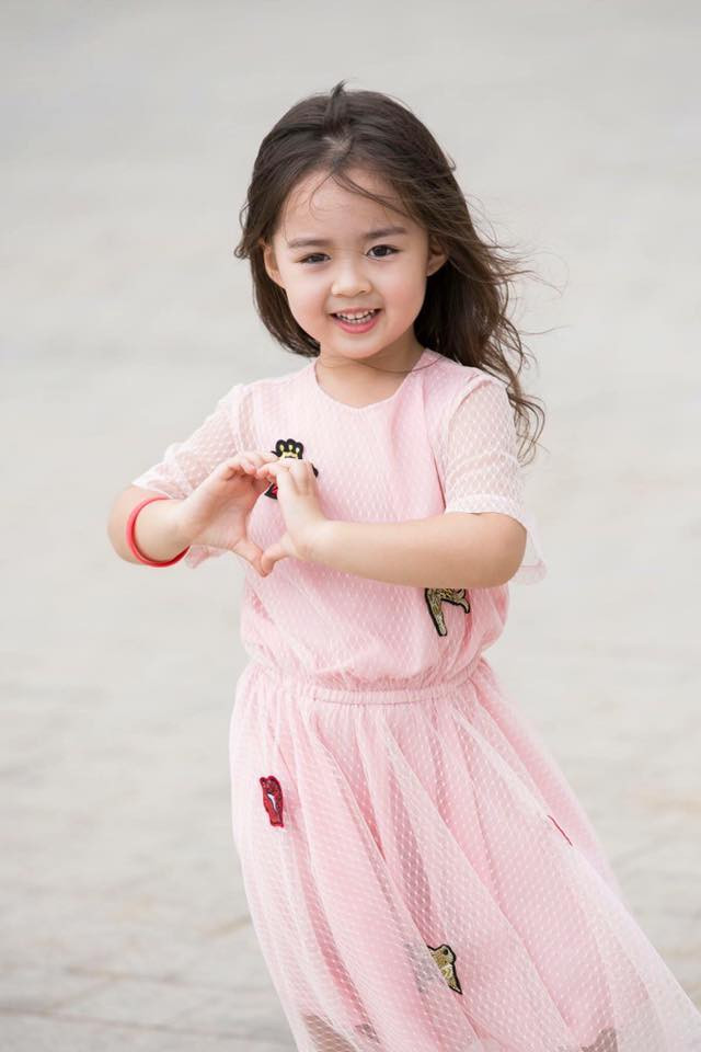 Xao xuyến con tim với bé mẫu nhí 5 tuổi xinh đẹp tựa thiên thần