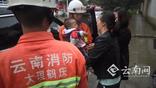 Bố mẹ để quên chìa khóa trong xe hơi, con bị nhốt trong xe suýt chết