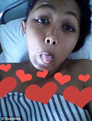 Lên cơn cuồng ghen, chồng nhẫn tâm chặt chân vợ trước mặt con