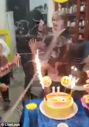 Đang thổi nến, bé gái bị bắt lửa dữ dội vì một nguyên do không ai ngờ