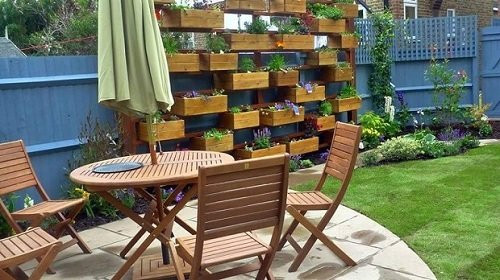 Tận dụng chai lọ bỏ đi trồng cả vườn rau xanh mướt quanh nhà