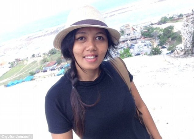 Lên cơn cuồng ghen, chồng nhẫn tâm chặt chân vợ trước mặt con