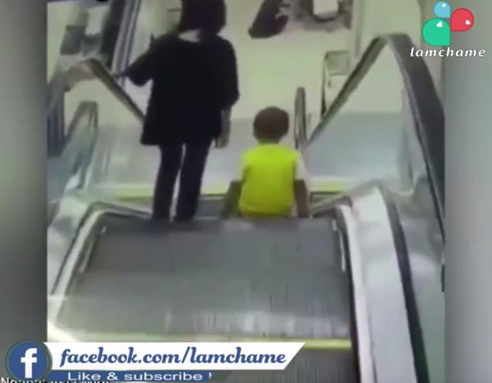 Bất cẩn khi đi thang cuốn cùng mẹ, cậu bé suýt đứt lìa tay