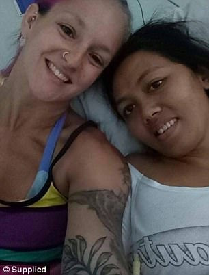 Lên cơn cuồng ghen, chồng nhẫn tâm chặt chân vợ trước mặt con