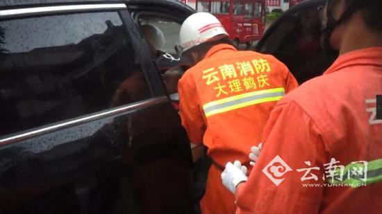 Bố mẹ để quên chìa khóa trong xe hơi, con bị nhốt trong xe suýt chết