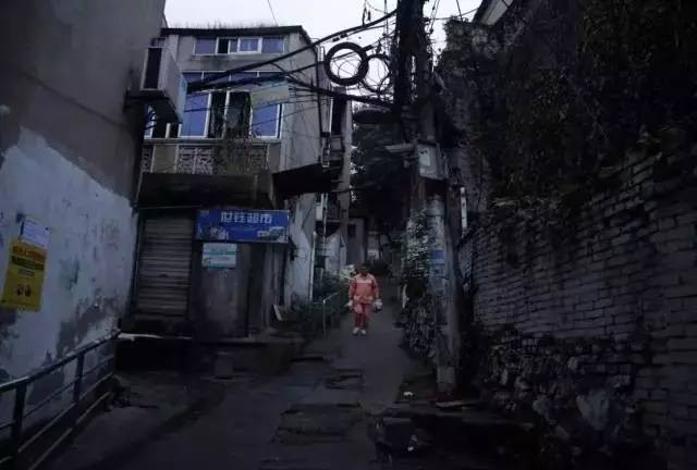 Cảm động cha nhặt rác, uống nước máy qua ngày để nuôi ước mơ của con gái