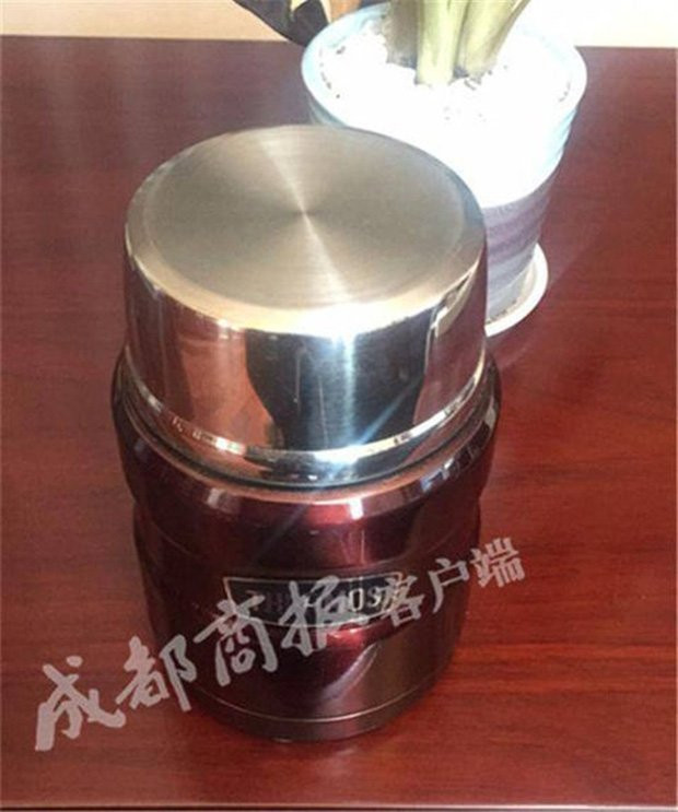 Vợ nấu canh gửi chồng, shipper lén mở ra và làm điều không tưởng