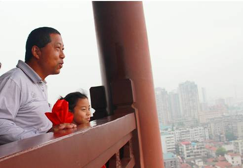 Cảm động cha nhặt rác, uống nước máy qua ngày để nuôi ước mơ của con gái