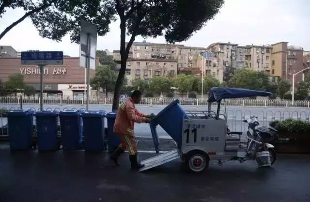 Cảm động cha nhặt rác, uống nước máy qua ngày để nuôi ước mơ của con gái