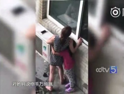 Vợ ôm con định nhảy lầu tự tử, chồng quỳ xuống khóc lóc xin lỗi