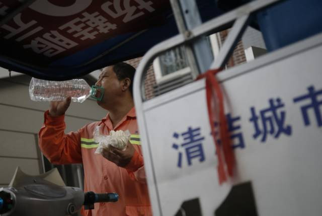 Cảm động cha nhặt rác, uống nước máy qua ngày để nuôi ước mơ của con gái