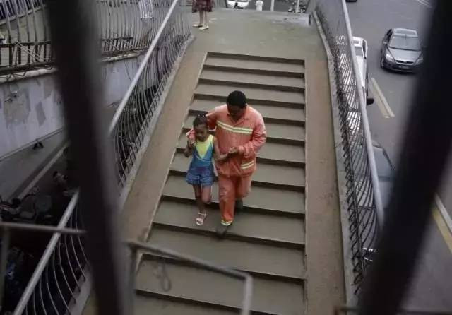 Cảm động cha nhặt rác, uống nước máy qua ngày để nuôi ước mơ của con gái