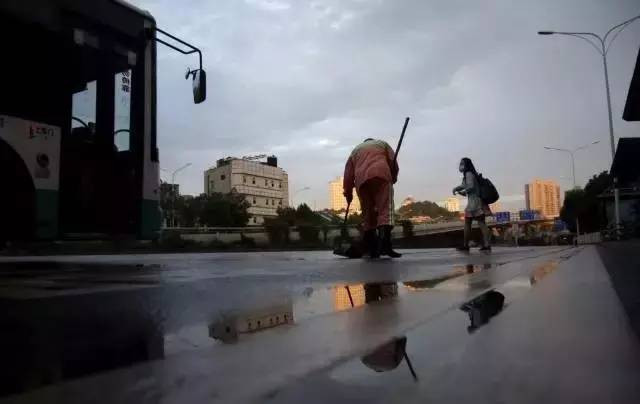 Cảm động cha nhặt rác, uống nước máy qua ngày để nuôi ước mơ của con gái