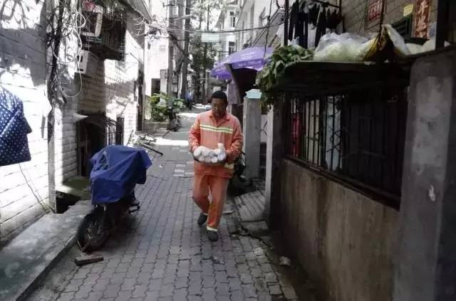 Cảm động cha nhặt rác, uống nước máy qua ngày để nuôi ước mơ của con gái