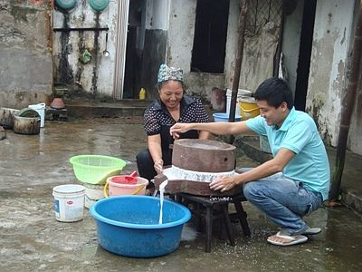 Bột bánh phải được xay tay bằng cối xay truyền thống