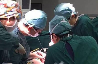 Bé trai bị đồ chơi găm vào đầu, thoát chết nhờ bà ngoại nhanh trí