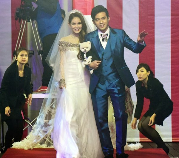 Điểm danh những 'đám cưới thế kỷ' gây 'sốt' của làng giải trí Hoa ngữ