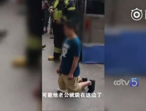 Vợ ôm con định nhảy lầu tự tử, chồng quỳ xuống khóc lóc xin lỗi