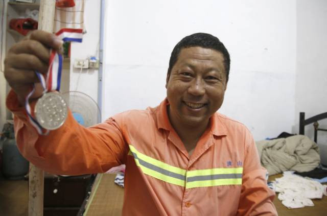 Cảm động cha nhặt rác, uống nước máy qua ngày để nuôi ước mơ của con gái