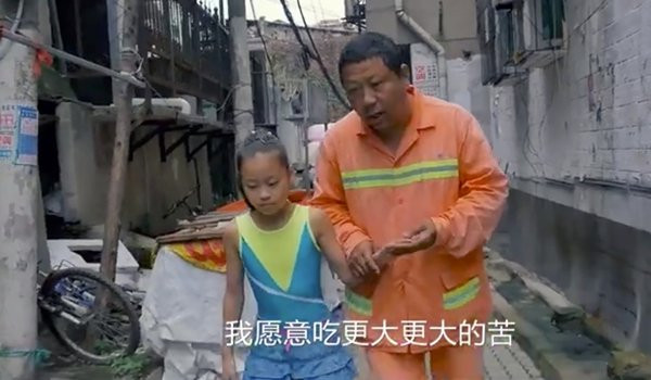 Cảm động cha nhặt rác, uống nước máy qua ngày để nuôi ước mơ của con gái