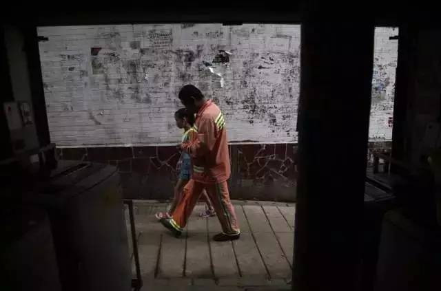 Cảm động cha nhặt rác, uống nước máy qua ngày để nuôi ước mơ của con gái